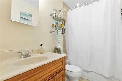 Welcome to this beautifully maintained 4-bedroom, 2-bathroom - photo 15