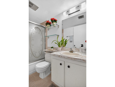 Beautiful FIRST floor unit, soothing colors, bright and airy! - photo 31