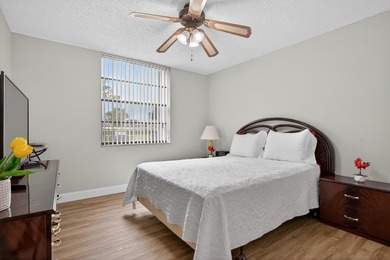 Beautiful FIRST floor unit, soothing colors, bright and airy! - photo 32