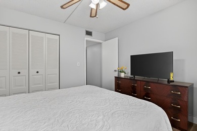 Beautiful FIRST floor unit, soothing colors, bright and airy! - photo 33