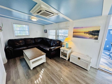 SELLER MOTIVATED PRICE! Adorable 2 bed/1 bath Retro Beach House - photo 14