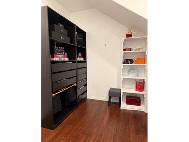 Agent Friendly. Multi-Generational Living with two complete - photo 14
