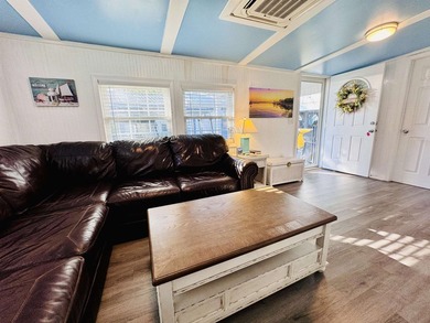 SELLER MOTIVATED PRICE! Adorable 2 bed/1 bath Retro Beach House - photo 15