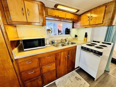 SELLER MOTIVATED PRICE! Adorable 2 bed/1 bath Retro Beach House - photo 18