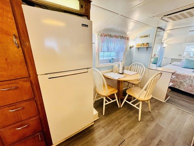 SELLER MOTIVATED PRICE! Adorable 2 bed/1 bath Retro Beach House - photo 20