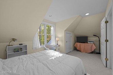 Welcome to this inviting waterfront retreat located in the - photo 24