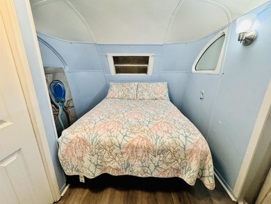 SELLER MOTIVATED PRICE! Adorable 2 bed/1 bath Retro Beach House - photo 26
