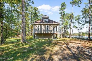 Welcome to this inviting waterfront retreat located in the - photo 33