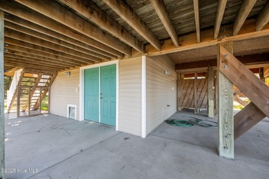 Welcome to this inviting waterfront retreat located in the - photo 36