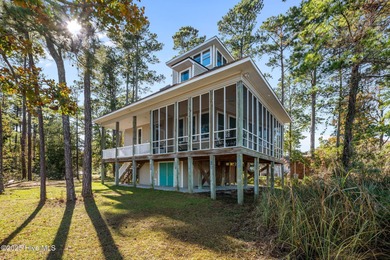 Welcome to this inviting waterfront retreat located in the - photo 37