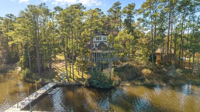 Welcome to this inviting waterfront retreat located in the - photo 39