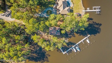 Welcome to this inviting waterfront retreat located in the - photo 43