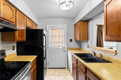 Welcome to this well maintained 2 bedroom, 1.5 bathroom condo - photo 7