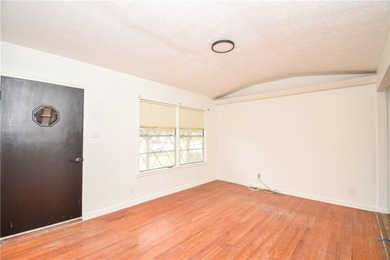 Cute and remodeled 3 bedroom house! ready to move in! Great - photo 10