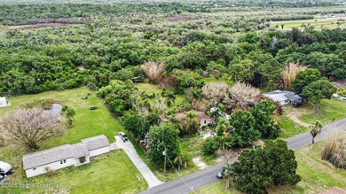 Situated on a FULL ACRE in lovely North Merritt Island, this - photo 1