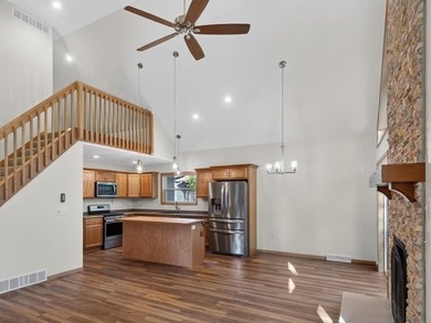 Like new Lake Arrowhead Home! This impeccable cape cod style - photo 12