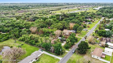 Situated on a FULL ACRE in lovely North Merritt Island, this - photo 5