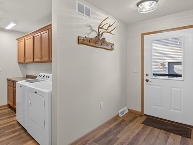 Like new Lake Arrowhead Home! This impeccable cape cod style - photo 16
