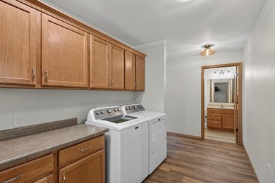 Like new Lake Arrowhead Home! This impeccable cape cod style - photo 17
