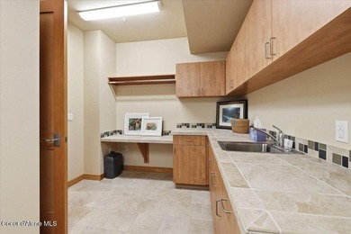 Welcome to this well appointed condo offering comfort - photo 34