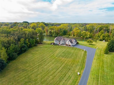 Welcome to this stunning Webster estate in the highly desired - photo 2