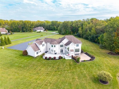 Welcome to this stunning Webster estate in the highly desired - photo 3