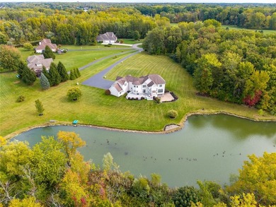 Welcome to this stunning Webster estate in the highly desired - photo 4