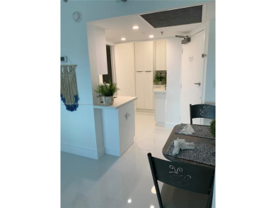 BEAUTIFUL MIAMI BEACH, ON COLLINS AVE WITH POOL, GYM, SAUNA, ETC