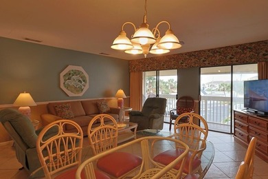 Fantastic location just steps from the beach, hot tubs and - photo 7