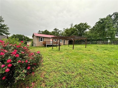 4-bed, 2-bath home in Warsaw featuring an open floor plan - photo 32