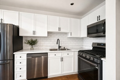 Authentic Bucktown loft living at its finest. Soaring timber - photo 3