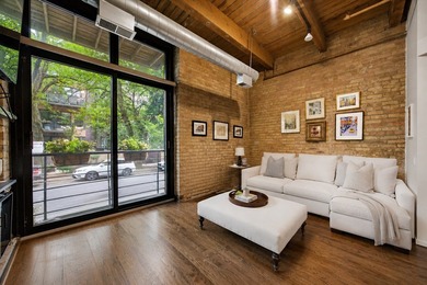 Authentic Bucktown loft living at its finest. Soaring timber - photo 5
