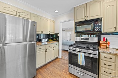 Enjoy the ultimate lakefront lifestyle, fully furnished and - photo 10