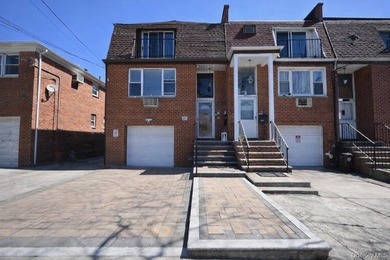 Turn-key brick 2-family in prime Bayside! Great investment - photo 1