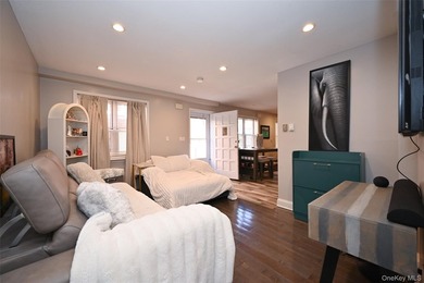 Turn-key brick 2-family in prime Bayside! Great investment - photo 2