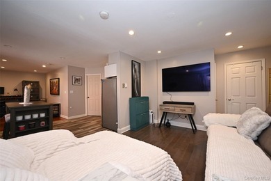 Turn-key brick 2-family in prime Bayside! Great investment - photo 3