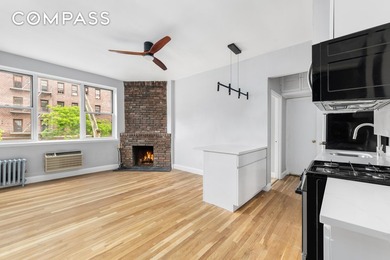 A true West Village gem, this spacious one-bedroom sits at the - photo 4