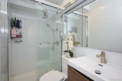 Turn-key brick 2-family in prime Bayside! Great investment - photo 6