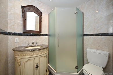 Turn-key brick 2-family in prime Bayside! Great investment - photo 9