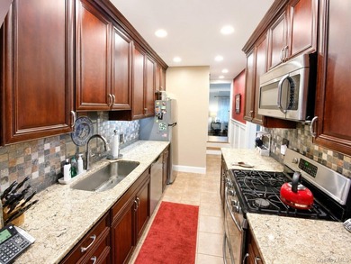 Beautiful Attached Home in Prime North Flushing - School - photo 8