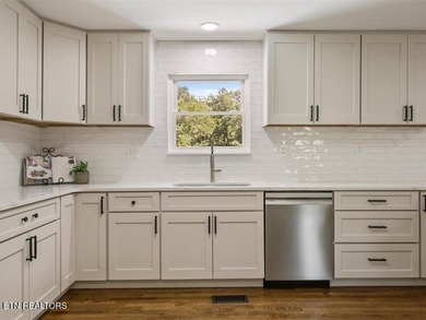 Prestigious Riverbend Estate located on almost an acre level lot - photo 19