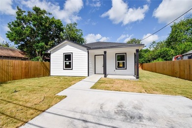 Move in ready!! Welcome to this new construction home offering - photo 1