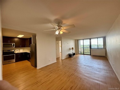 Beautiful *F* Line one bedroom unit with a terrace and a nice - photo 11