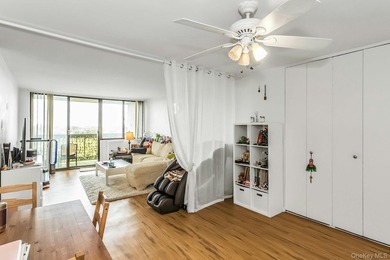 Beautiful *F* Line one bedroom unit with a terrace and a nice - photo 12