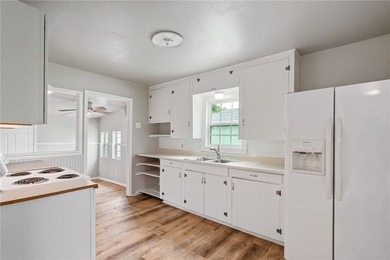 Move-in ready and beautifully remodeled, this charming 3-bedroom - photo 7