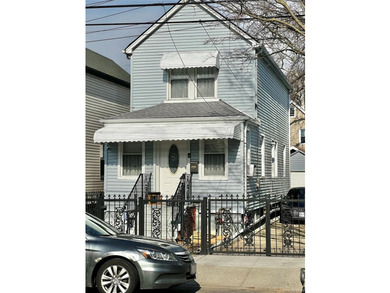 Welcome to this beautifully maintained and move-in ready - photo 1