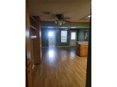 Charming 3-bedroom, 2-bath home conveniently located with quick - photo 3
