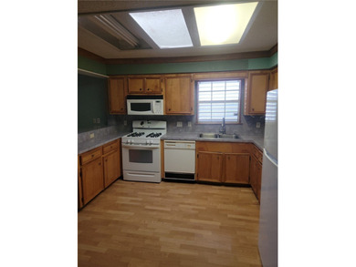 Charming 3-bedroom, 2-bath home conveniently located with quick - photo 4