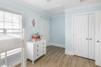 Welcome to Pie Seas, just a few short blocks from the beach in - photo 33