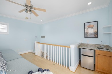 Welcome to Pie Seas, just a few short blocks from the beach in - photo 36